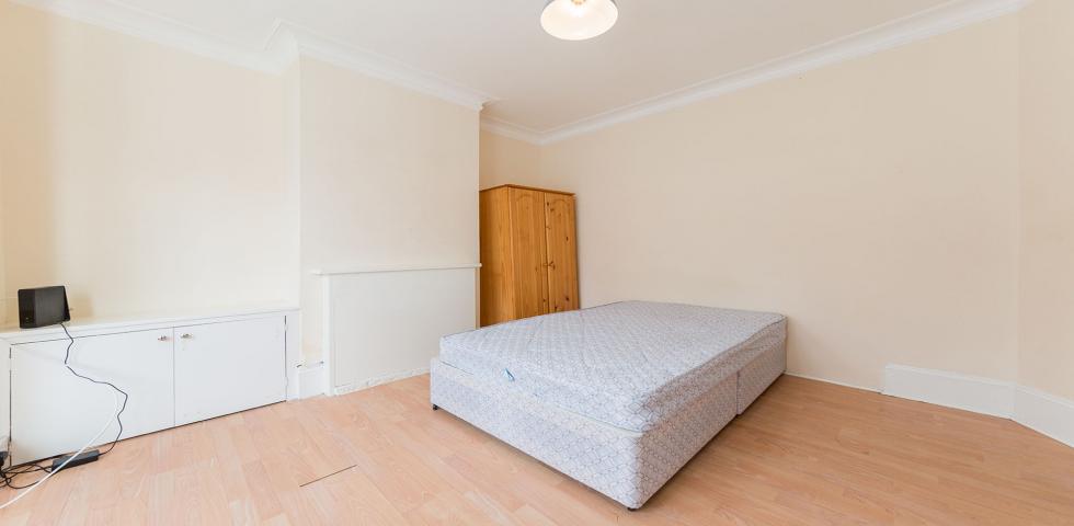 			PRIVATE GARDEN, 3 Bedroom, 1 bath, 1 reception House			 Prospect Road, FINCHLEY ROAD / CHILDS HILL